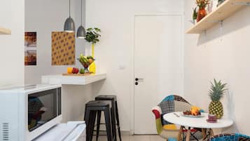 Studio, 1 Double Bed, Kitchen | Private kitchen | Mini-fridge, microwave, oven, stovetop