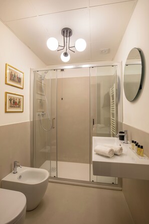 Chambre Deluxe double | Salle de bain | Douche, séchoir à cheveux, serviettes fournies, savon
