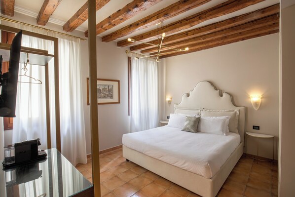 مكتب ومساحة عمل للكمبيوتر المحمول وواي فاي مجانًا