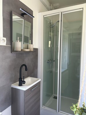 Shower, hair dryer, towels - Cosy apartment in Cornimont for 2 to 6 people (Cornimont)