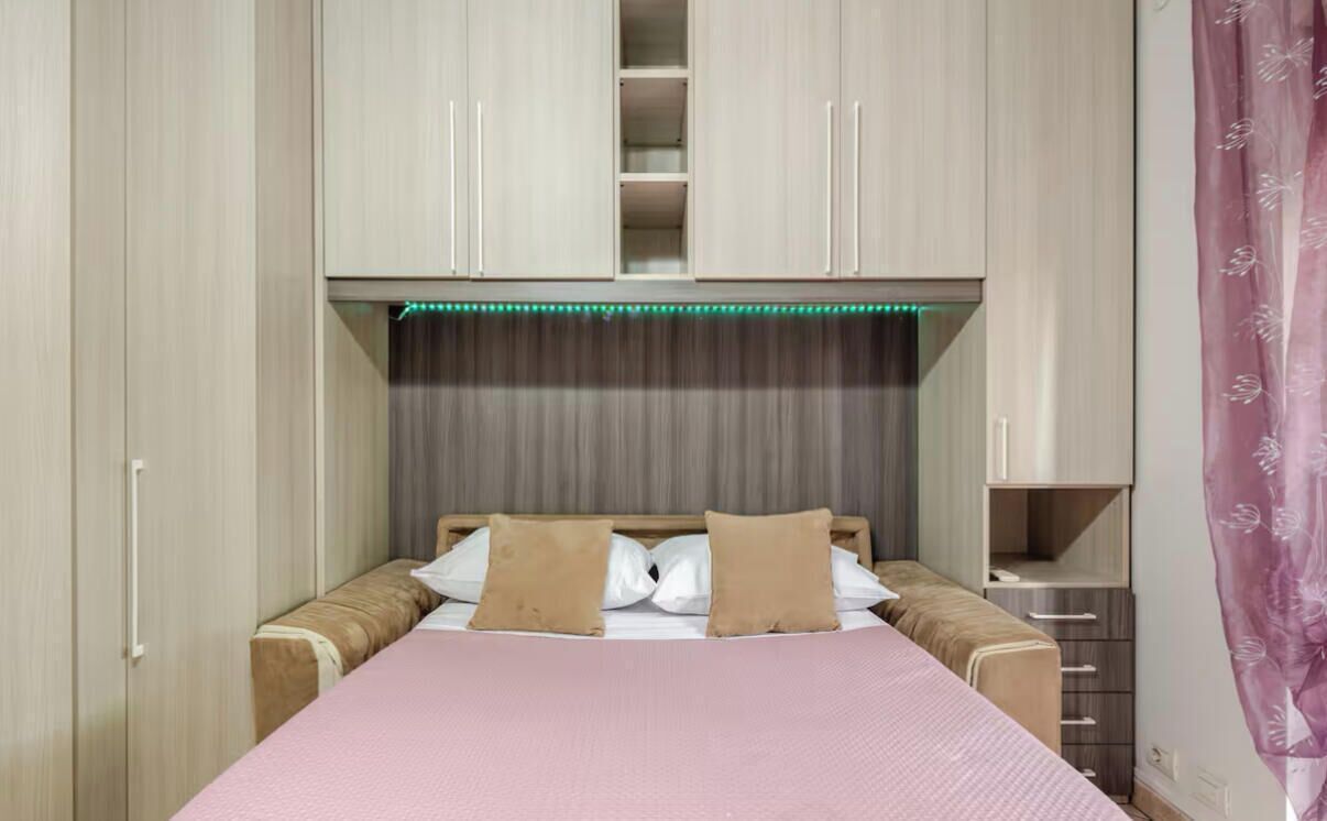 Iron/ironing board, bed sheets