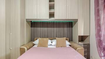 Iron/ironing board, bed sheets