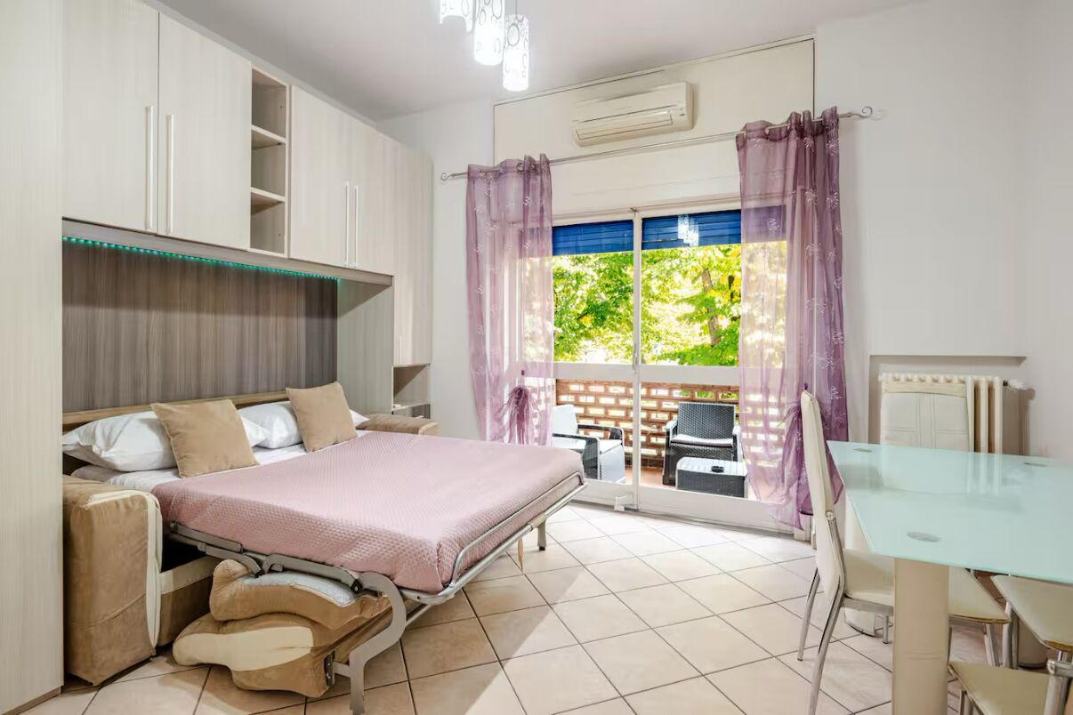 Iron/ironing board, bed sheets