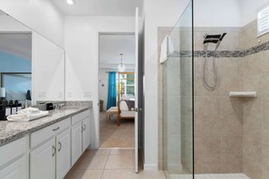 Een douche, een haardroger, handdoeken