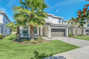 Exterior - Stunning Kissimmee Lakefront Villa with Pool, Sleeps 18, Near Disney World (Kissimmee)
