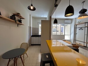 Studio, 1 giường đôi, ban công, quang cảnh thành phố | Khu vực ăn uống tại phòng