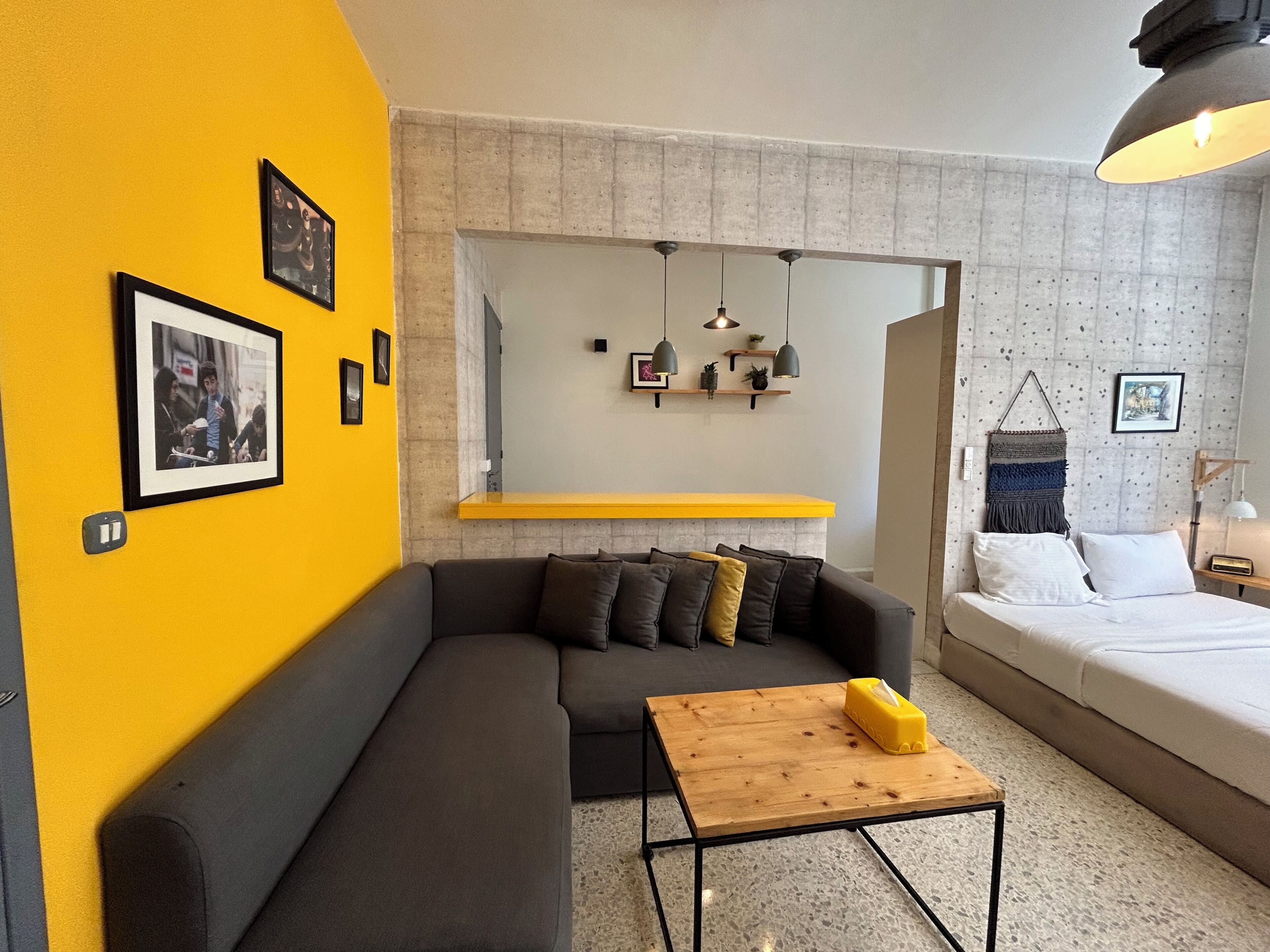 Estudio, 1 cama matrimonial, balcón, vista a la ciudad | Área de sala de estar | Smart TV de 43 pulgadas con canales por cable y servicios de streaming 