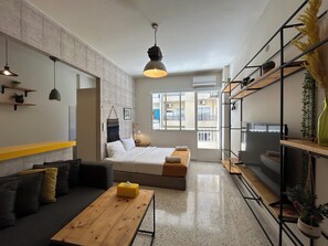Monolocale, 1 letto matrimoniale, balcone, vista città | Tende oscuranti, ferro/asse da stiro, Wi-Fi gratuito