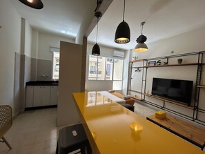 Monolocale, 1 letto matrimoniale, balcone, vista città | Area soggiorno | Smart TV 43 pollici con canali via cavo, servizi in streaming