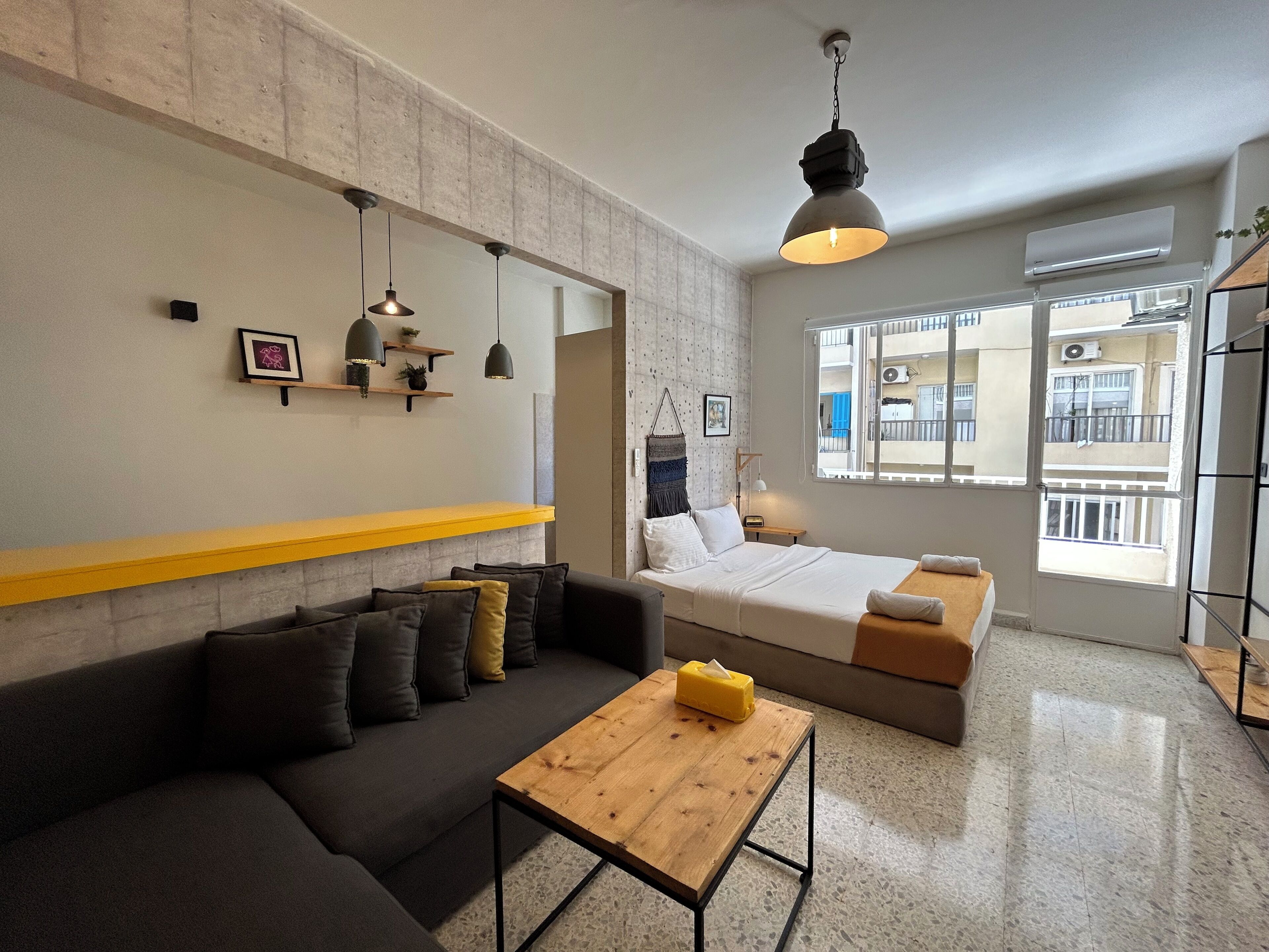 Studio, 1 Doppelbett, Balkon, Stadtblick | Wohnbereich | 43-Zoll-Smart-TV mit Kabelempfang, Streaming-Dienste