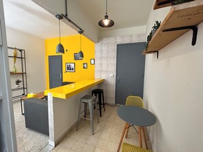 Studio, 1 giường đôi, ban công, quang cảnh thành phố | Khu vực ăn uống tại phòng