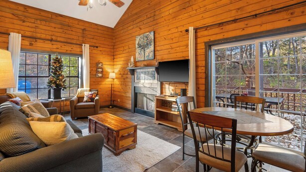 Cabin, nhiều giường, sân hiên, quang cảnh vườn (Whitetail Cabin) | Khu phòng khách