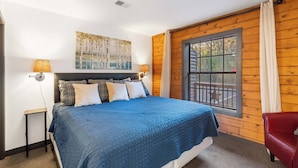 Cabin, nhiều giường, sân hiên, quang cảnh vườn (Whitetail Cabin) | 2 phòng ngủ, trang trí khác biệt 