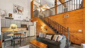 Cabin, nhiều giường, sân hiên, quang cảnh vườn (Whitetail Cabin) | Khu phòng khách