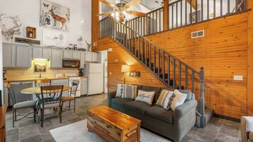 Cabaña, varias camas, patio, vista al jardín (Whitetail Cabin) | Área de sala de estar
