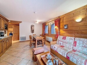TV - Ground floor, swimming pool, balcony, tv, ski locker, 50m², Les Menuires (Les Menuires)