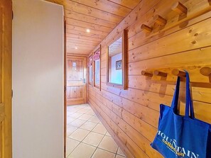 Interior - Ground floor, swimming pool, balcony, tv, ski locker, 50m², Les Menuires (Les Menuires)