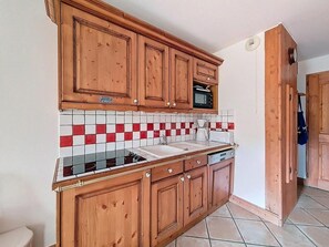 Wasserkocher mit Kaffee-/Teezubehör, Kühlschrank, Geschirrspüler