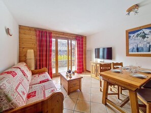 TV - Swimming pool, terrace, tv, ski locker, 46m², Les Menuires (Les Menuires)