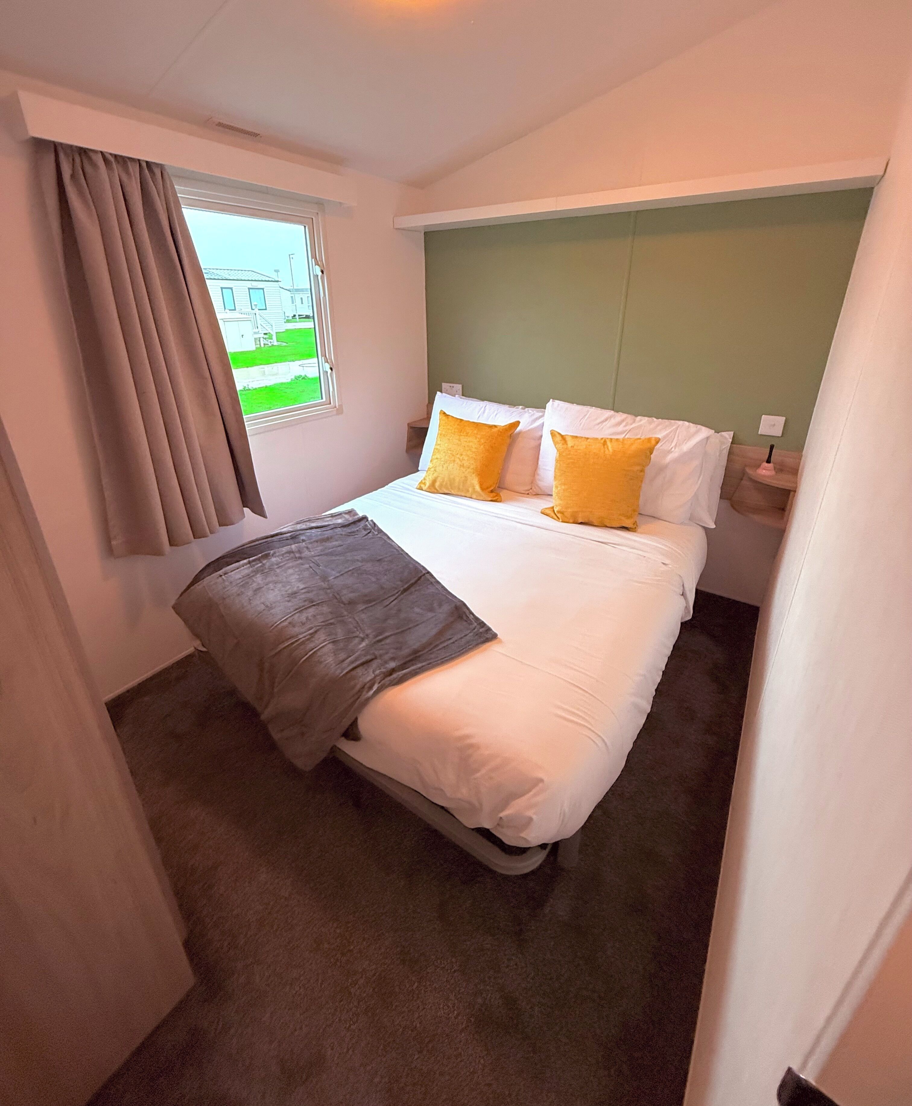 アイロン / アイロン台、WiFi (無料)、ベッドシーツ