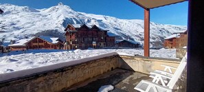 A snow-covered mountain with wooden buildings in the background. - 100m from ski slopes, Ground floor, swimming pool, tv, ski locker, 35m², Les Menuires (Les Menuires)