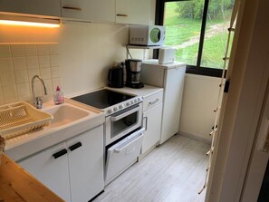 Wasserkocher mit Kaffee-/Teezubehör, Kühlschrank, Mikrowelle, Ofen