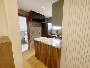 Refrigerador, microondas, horno, placa de cocina