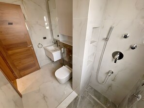 Ducha, secador de pelo, pantuflas