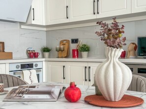 Fridge, microwave, oven, stovetop - Apartment 1+1 Qoople Elize 06 near Cleopatra Beach (Alanya)