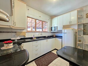 Réfrigérateur, micro-ondes, four, cafetière/bouilloire