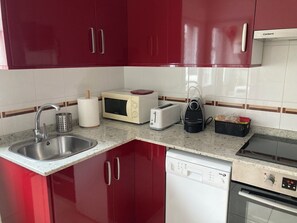 Fridge, microwave, oven, stovetop - Penthouse Cortegada (Boiro)
