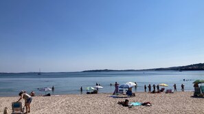 Chaises longues, serviettes de plage