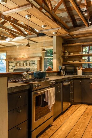 Fridge, microwave, oven, stovetop - Gordy`s Place (Bainbridge Island)