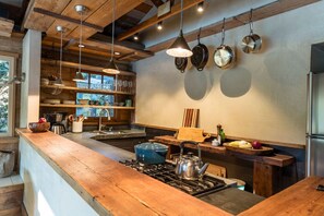 Fridge, microwave, oven, stovetop - Gordy`s Place (Bainbridge Island)