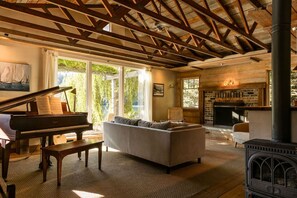 TV, fireplace - Gordy`s Place (Bainbridge Island)
