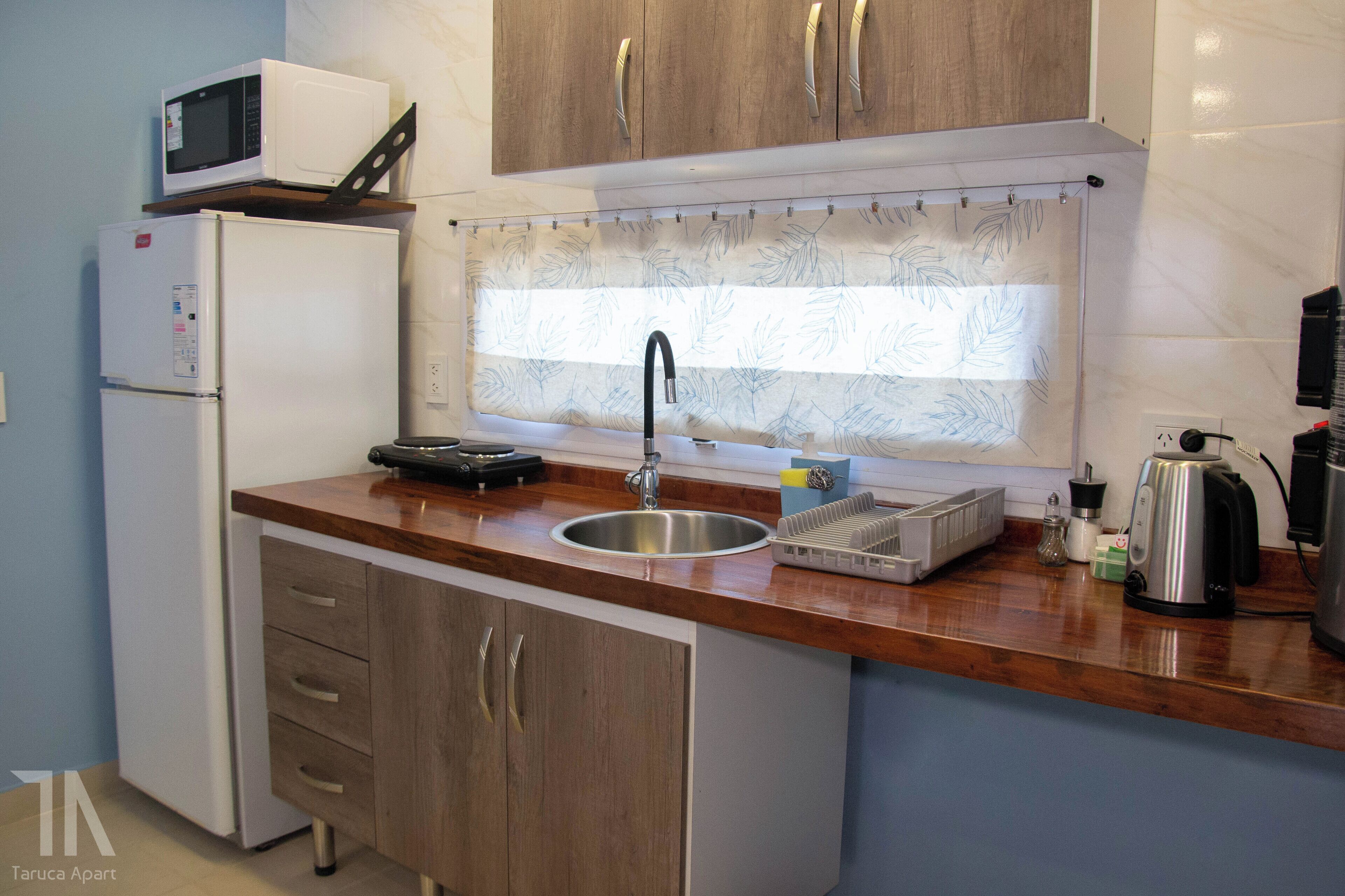 Kühlschrank, Mikrowelle, Herdplatte, Wasserkocher