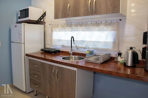 Kylskåp, mikrovågsugn, spishäll och vattenkokare