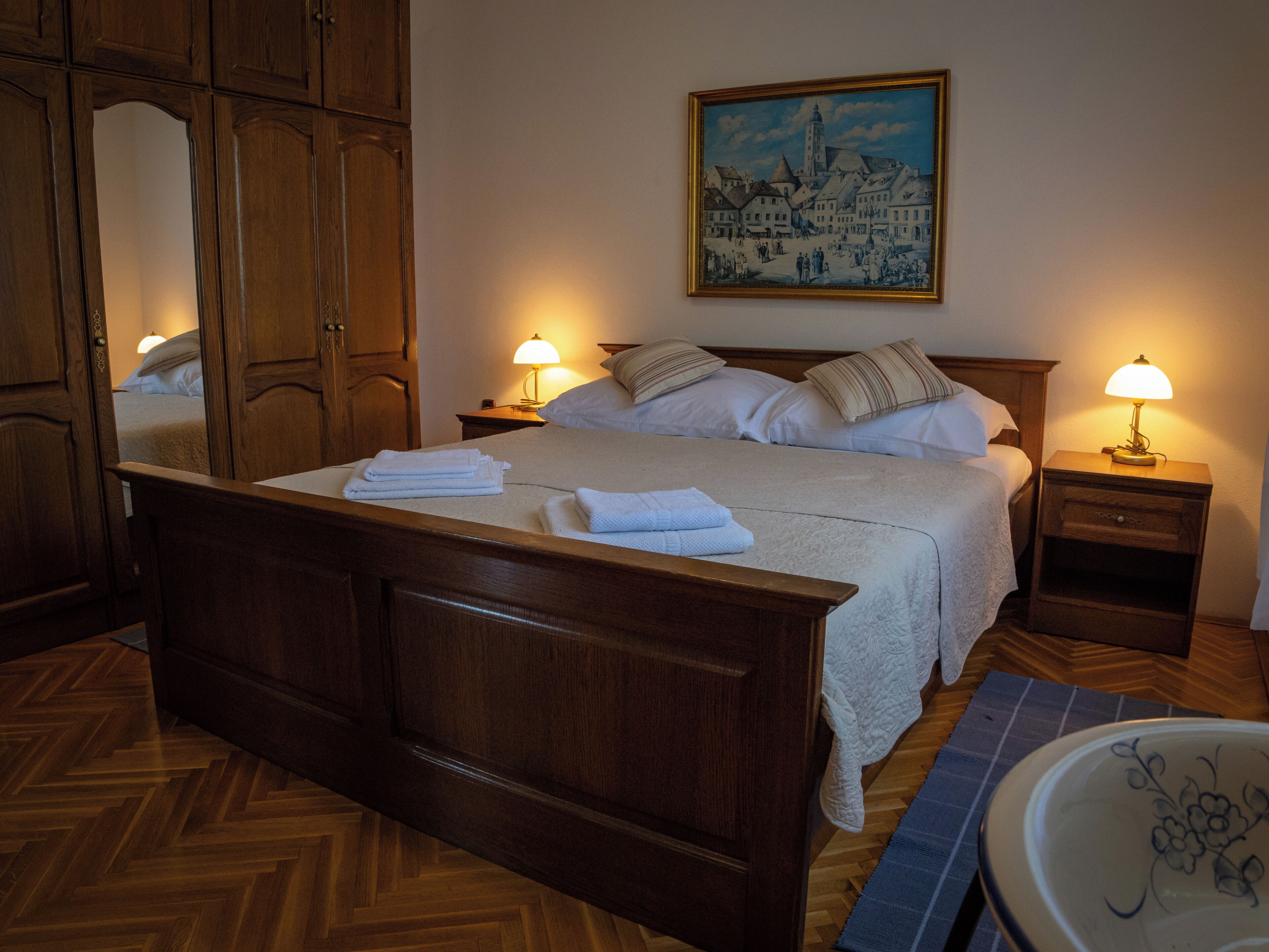 Tabla de planchar con plancha, wifi y ropa de cama 