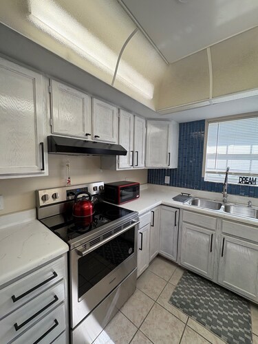 2-bedroom townhome in tranquil Cape Coral & Heated pool close to Yacht Club area