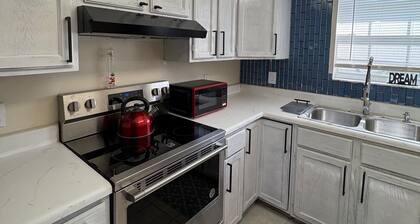 2-bedroom townhome in tranquil Cape Coral & Heated pool close to Yacht Club area