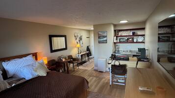 Tabla de planchar con plancha, wifi y ropa de cama