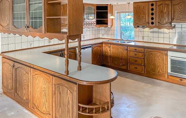 Jääkaappi, liesi, astianpesukone, kahvin-/teenkeitin