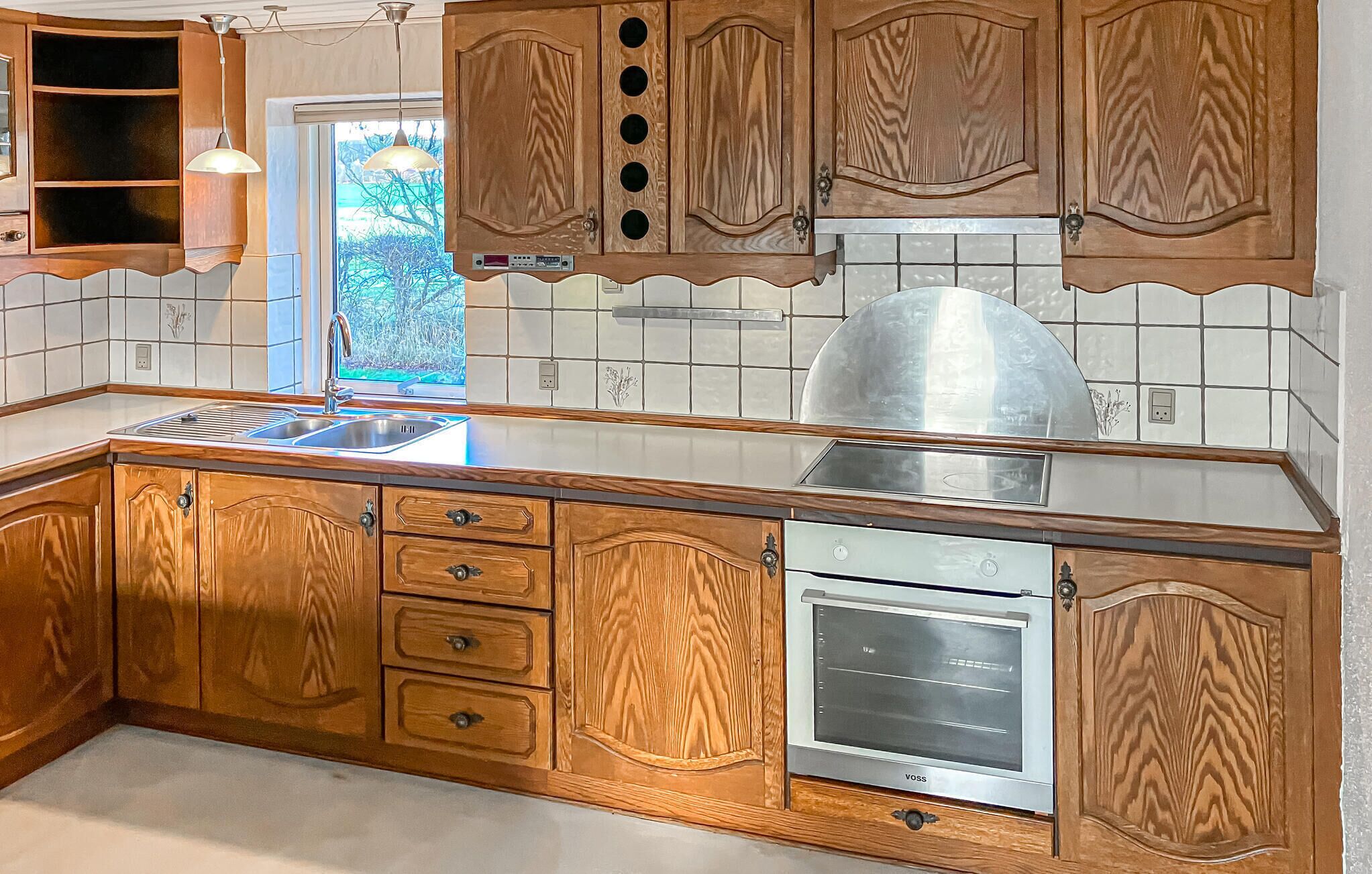 ثلاجة، موقد طهي مسطح، غسالة أطباق، ماكينة لصنع القهوة/الشاي