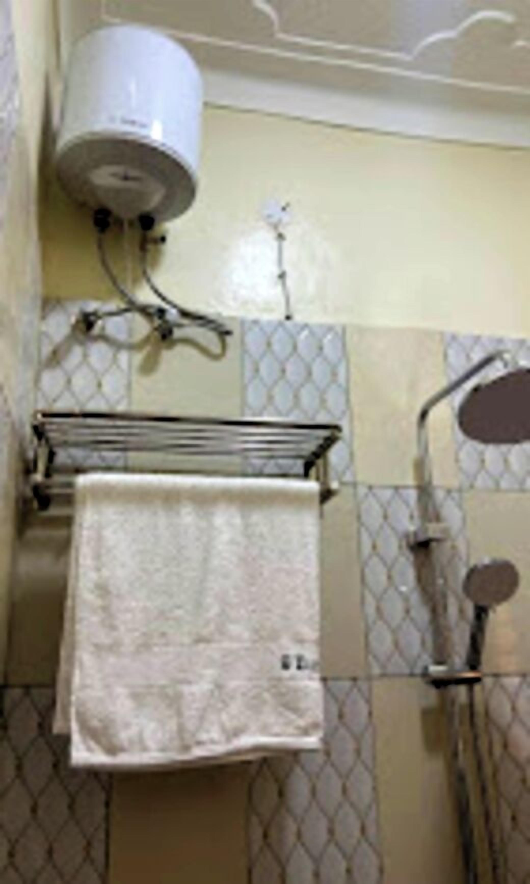 Shower, hydromassage showerhead, bidet, towels