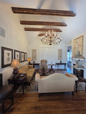 Smart TV, fireplace, books, stereo