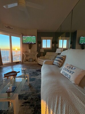 TV - The Coastal Turtle - Modern Beach Front Retreat (Gulf Shores)