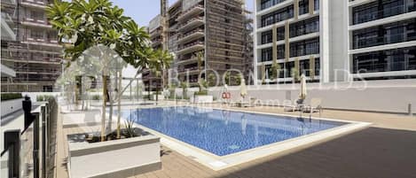 Una piscina al aire libre