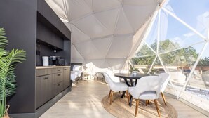 Una cocina moderna con comedor bajo una gran carpa.