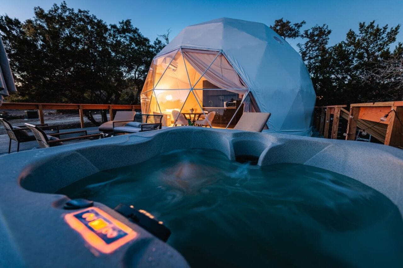 Ett bubbelbad med en genomskinlig, kupolformad konstruktion i bakgrunden.