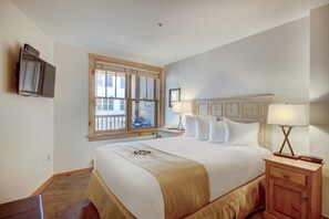 Free WiFi, bed sheets - Walk to Lifts | Cozy 1BR Condo w/ Fireplace + Pool (Keystone)